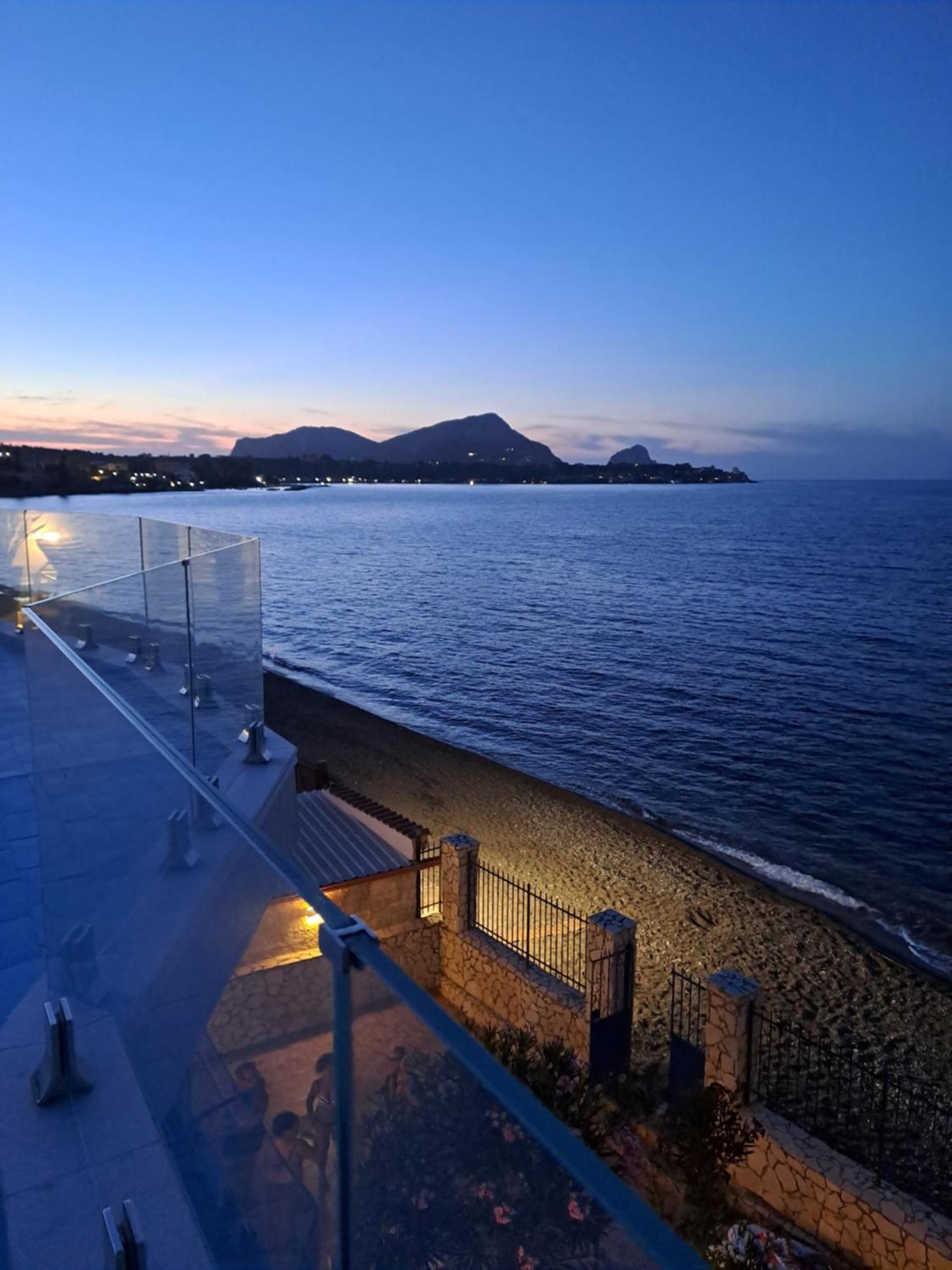 Blue Life, Sea-Luxury Rooms On The Beach Between Palermo And Cefalu' Кастелдача Екстериор снимка
